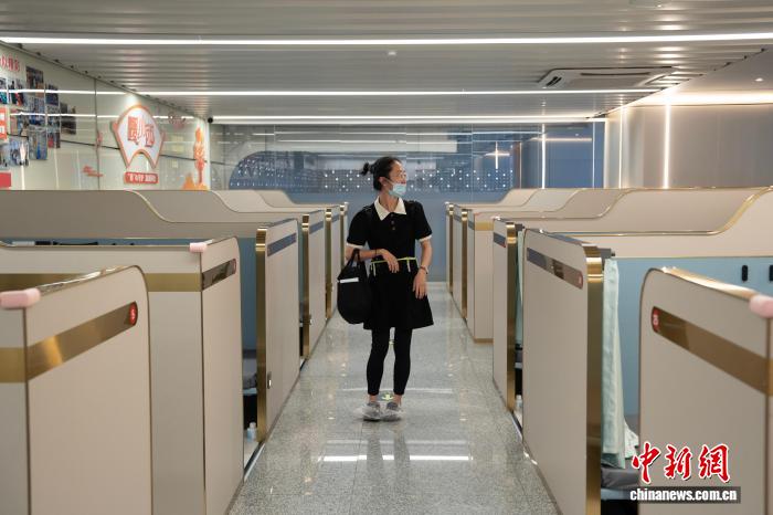 杭州西駅、乗客休憩室を?qū)嬇_列車風(fēng)に改裝　浙江省