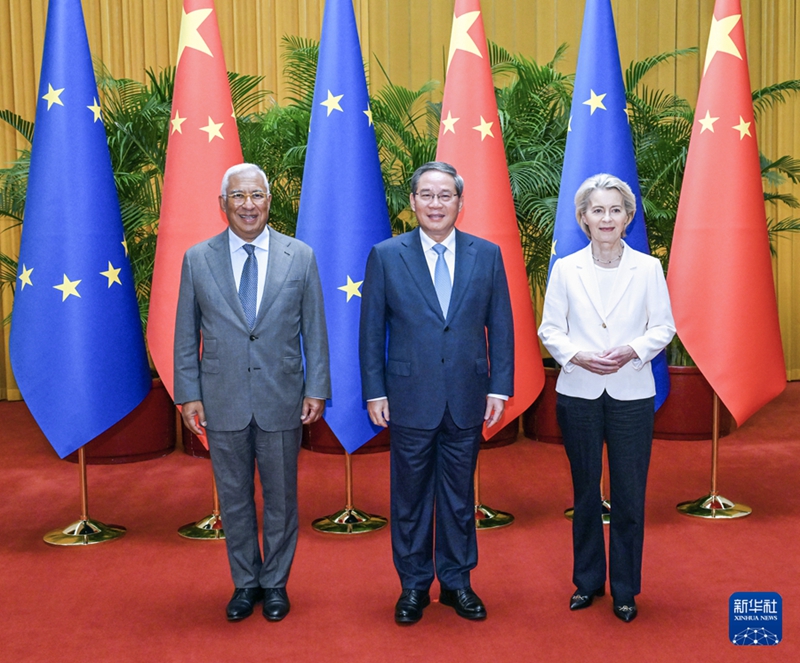 24日午後、北京の人民大會堂で第25回中國?EU首脳會談を行った李強(qiáng)國務(wù)院総理（寫真中央）、コスタ歐州理事會議長（寫真左）、フォンデアライエン歐州委員會委員長（寫真右）。撮影?饒愛民