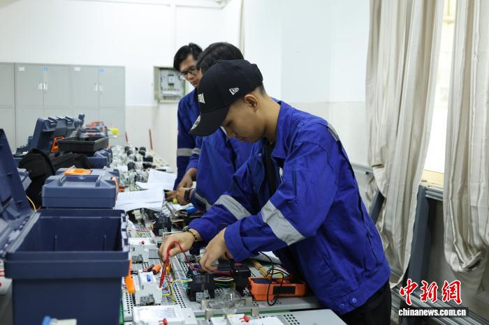 夏休みも勉強(qiáng)に勵(lì)むマレーシア東海岸鉄道プロジェクト研修生　広西