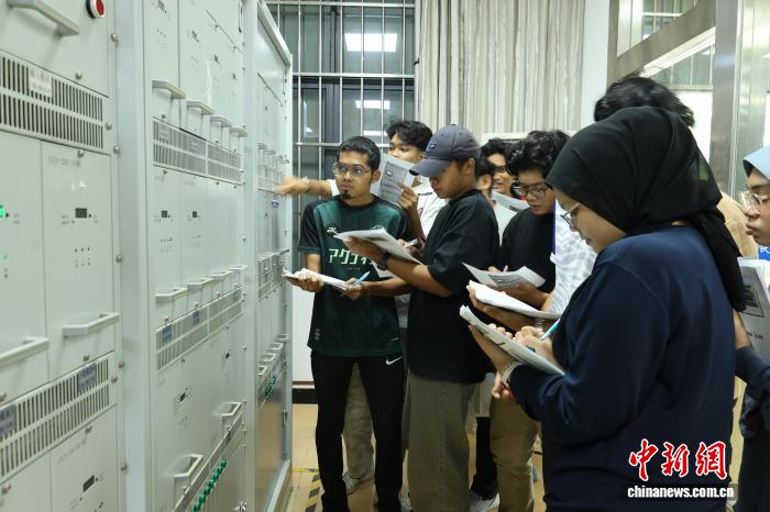 夏休みも勉強に勵むマレーシア東海岸鉄道プロジェクト研修生　広西