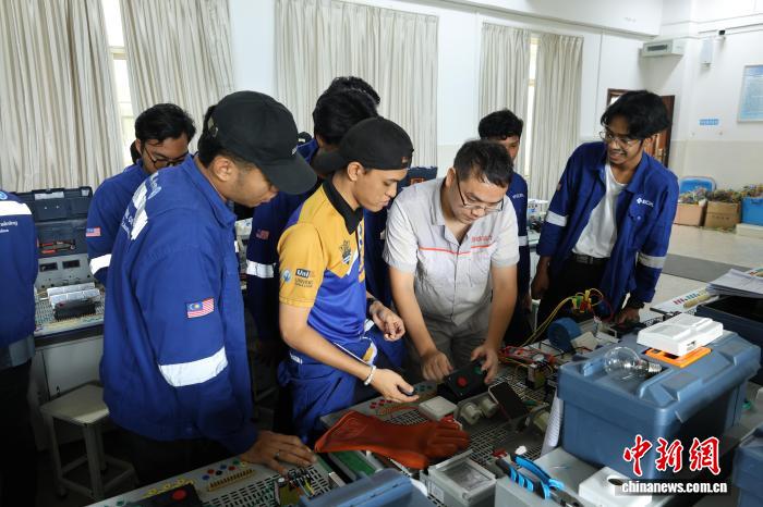 夏休みも勉強(qiáng)に勵(lì)むマレーシア東海岸鉄道プロジェクト研修生　広西