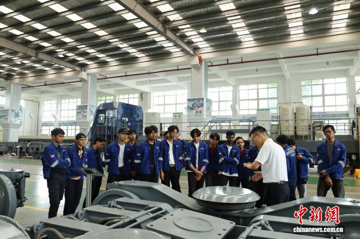 夏休みも勉強(qiáng)に勵(lì)むマレーシア東海岸鉄道プロジェクト研修生　広西