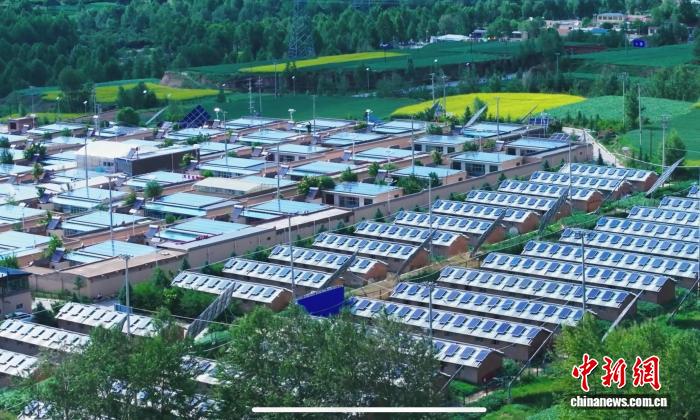 7月21日に撮影された青海省互助土族自治県五十鎮(zhèn)班彥村の屋根に設(shè)置された分散型太陽(yáng)光発電設(shè)備。（畫(huà)像提供：國(guó)網(wǎng)海東電力供給公司）