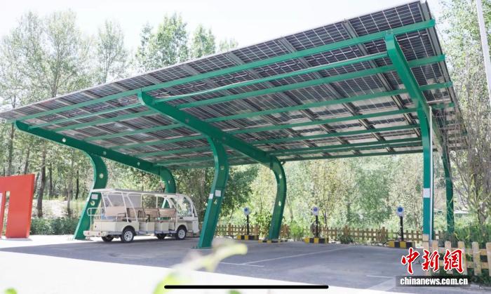 7月21日に撮影された班彥村の「太陽(yáng)光発電?蓄電?充電」一體型駐車(chē)場(chǎng)（畫(huà)像提供：國(guó)網(wǎng)海東電力供給公司）