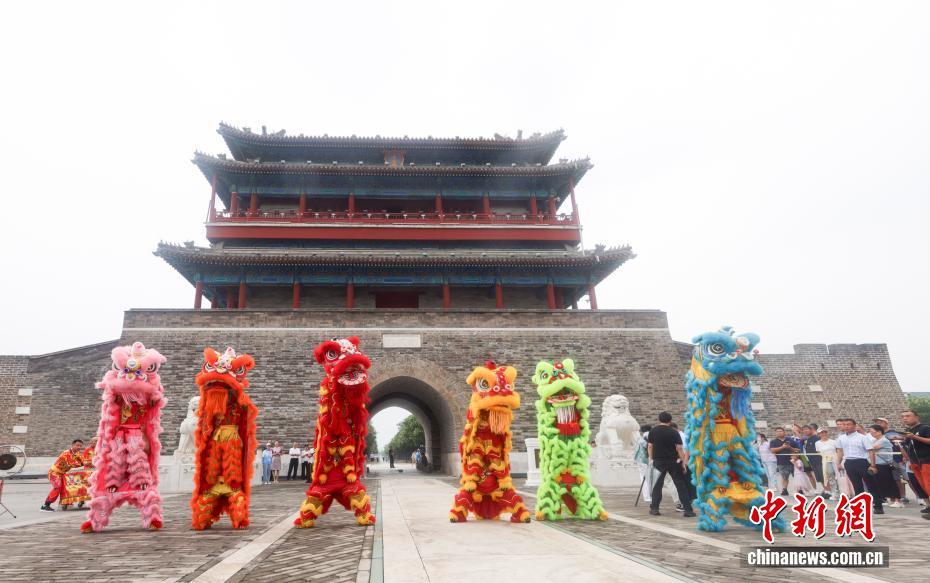 北京中軸線世界文化遺産登録記念碑除幕式で披露された獅子舞（撮影?賈天勇）