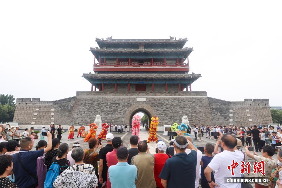 北京中軸線世界文化遺産登録記念碑の除幕式