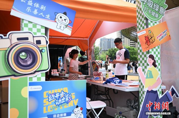 「浙BA」決勝戦の會場外で、スポーツくじを購入する市民。（7月27日撮影?王剛）