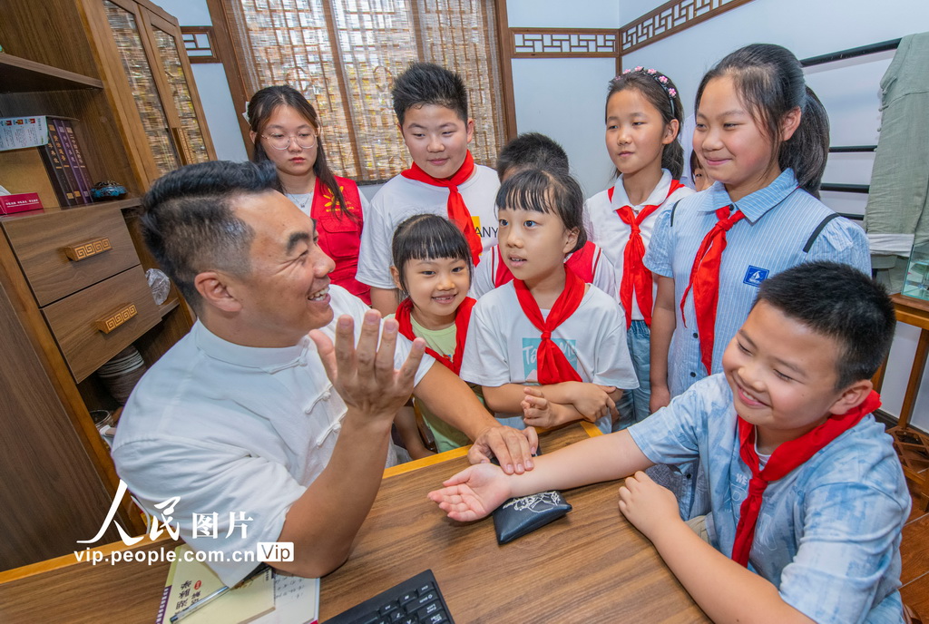 夏休みに「中醫(yī)學(xué)」を體験する子供たち　江蘇省宿遷