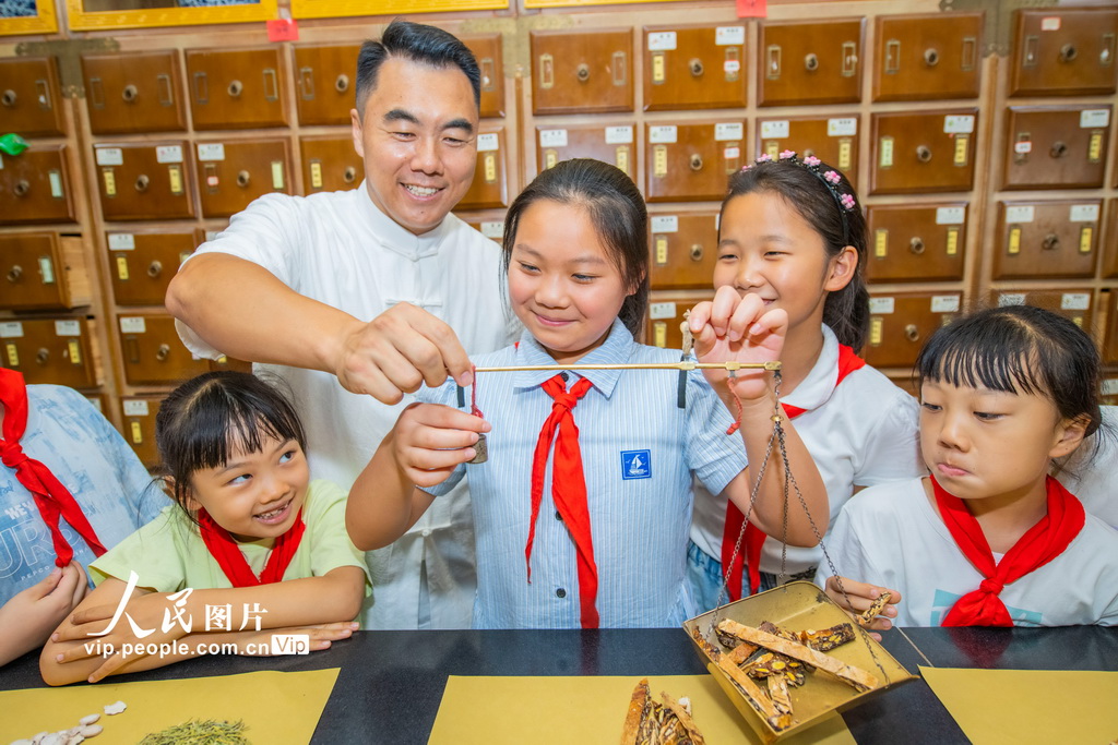 夏休みに「中醫(yī)學」を體験する子供たち　江蘇省宿遷