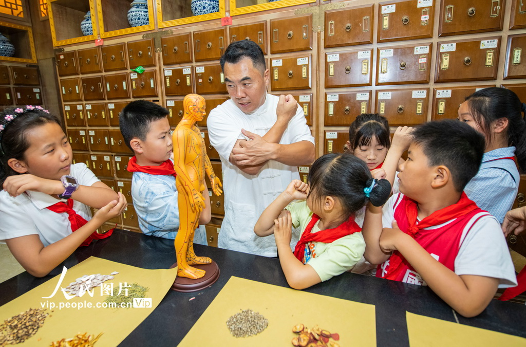 夏休みに「中醫(yī)學(xué)」を體験する子供たち　江蘇省宿遷