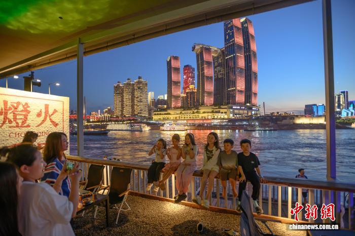 橋の下の空間を利用したレストランで寫真を撮影する観光客（重慶市で7月26日撮影?何蓬磊）