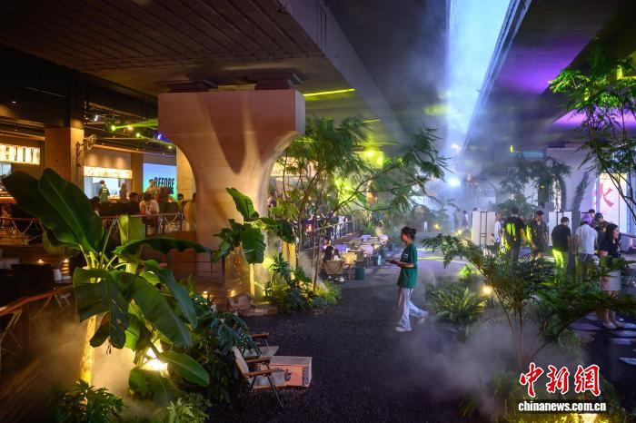 橋の下の空間が川沿いの「夕日レストラン」に変身　重慶