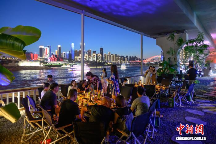 橋の下の空間が川沿いの「夕日レストラン」に変身　重慶