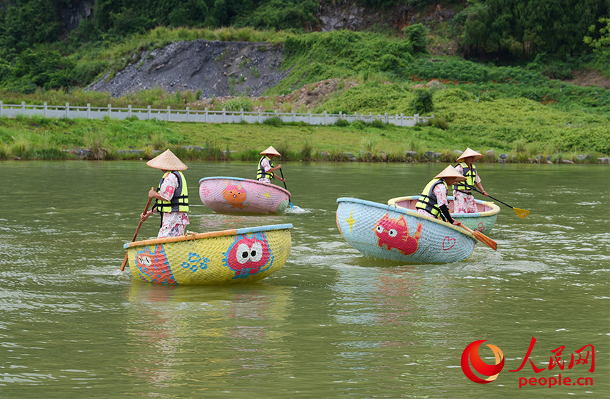 ネコのイラストのかご舟。（撮影?梁章暉）