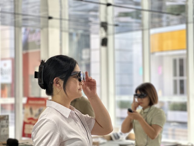 AR（拡張現(xiàn)実）ゴーグルを體験する観光客。（撮影?袁帥）