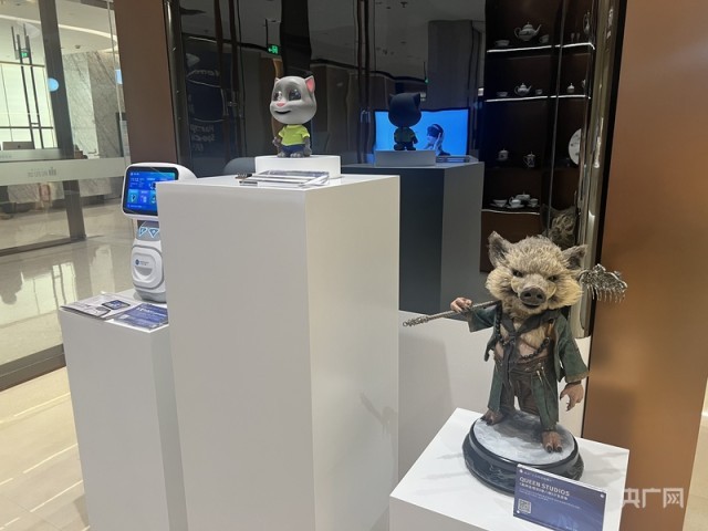 杭州の10大「テクノロジー新特産品」には、AIコンパニオンロボット、中國発RPG「黒神話：悟空」関連商品シリーズが含まれている。（撮影?孫?。?></p>
<p style=