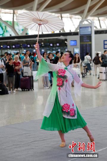 ターミナルビル出発ロビーのパブリックスペースで披露されたパフォーマンス（7月28日撮影?殷立勤）