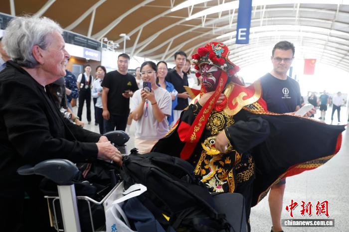 上海浦東空港ロビーで中國(guó)文化のパフォーマンス　夏休みの旅行客に素晴らしい旅行體験を提供