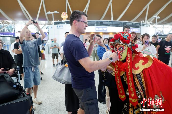 上海浦東空港ロビーで中國(guó)文化のパフォーマンス　夏休みの旅行客に素晴らしい旅行體験を提供