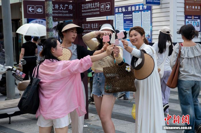 夏休みの旅行者で賑う広西?東興 　観光客を魅了する國(guó)境の風(fēng)情