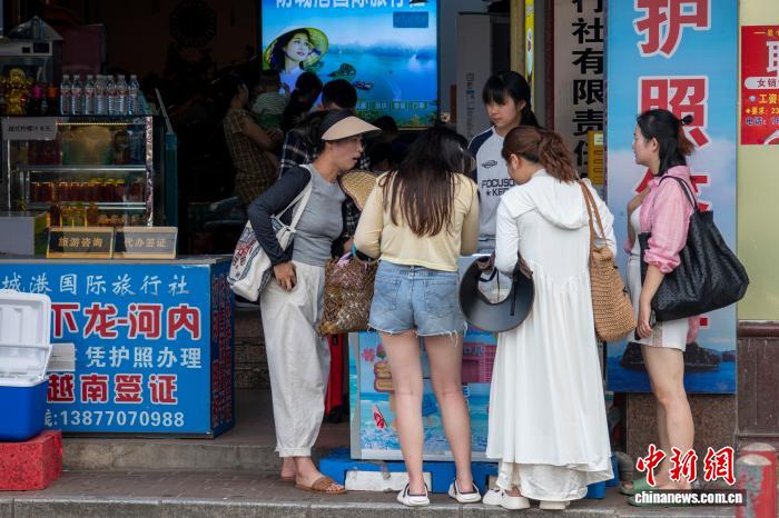 夏休みの旅行者で賑う広西?東興 　観光客を魅了する國境の風(fēng)情