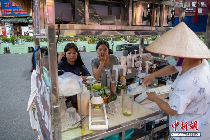 夏休みの旅行者で賑う広西?東興 　観光客を魅了する國(guó)境の風(fēng)情