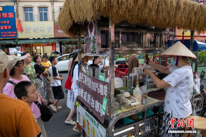 夏休みの旅行者で賑う広西?東興 　観光客を魅了する國境の風(fēng)情