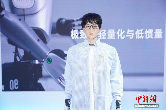 ロボット「學(xué)覇01」。（撮影?佳奇）