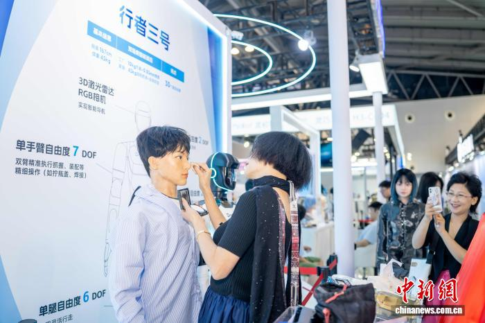 「學(xué)覇01」のメークと衣裝のイメージデザインは、指導(dǎo)教員である楊青青教授の舞臺美術(shù)學(xué)部衣裝?メーク専攻の教員?學(xué)生チームによって行われる。（撮影?佳奇）