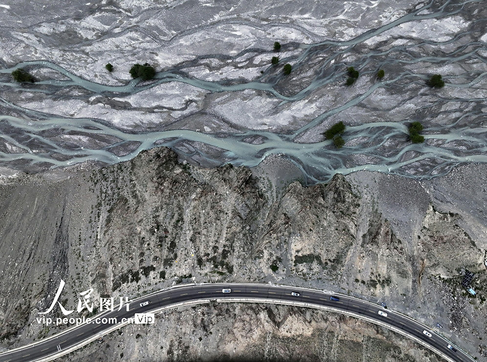 獨庫公路の壯大で美しい景色　新疆