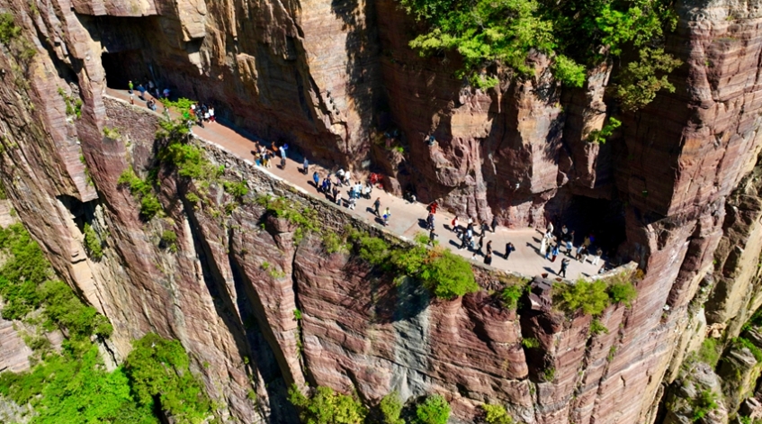 斷崖絶壁に村人たちが切り開いた「伝説の道」　今では人気観光スポットに