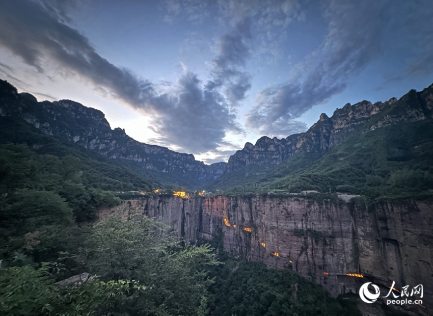 斷崖絶壁に村人たちが切り開いた「伝説の道」　今では人気観光スポットに