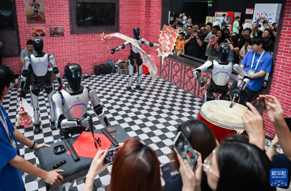 來(lái)場(chǎng)者の注目を集める書(shū)道の腕前を披露するロボット「智元」。（7月29日撮影?陳浩明）