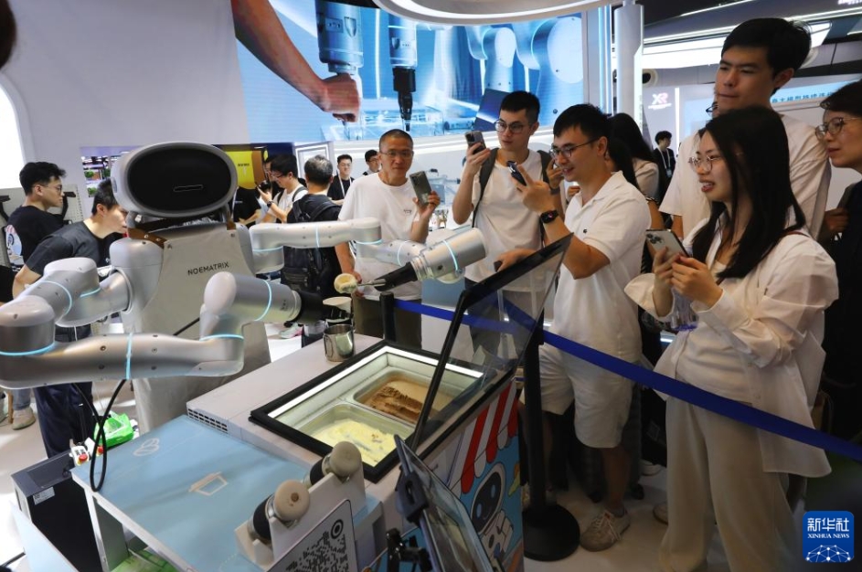 格闘技、書道、各種作業(yè)！才能あふれるロボットが続々とお披露目　世界AI大會