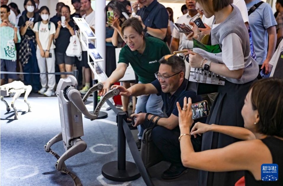 格闘技、書道、各種作業(yè)！才能あふれるロボットが続々とお披露目　世界AI大會