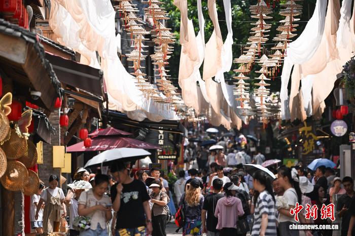 重慶で酷暑続く　かぶり笠の天幕で涼を屆ける十八梯伝統(tǒng)風貌區(qū)