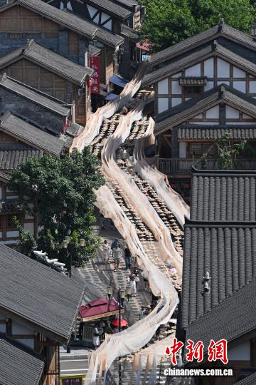 重慶で酷暑続く　かぶり笠の天幕で涼を屆ける十八梯伝統(tǒng)風貌區(qū)