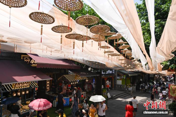 重慶で酷暑続く　かぶり笠の天幕で涼を?qū)盲堡胧颂輥唤y(tǒng)風(fēng)貌區(qū)