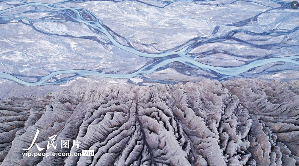 上空から撮影した新疆維吾爾自治區(qū)の烏蘇大峽谷。（7月28日撮影：阿爾達克?拝斯汗/寫真著作権は人民図片が所有のため転載禁止）