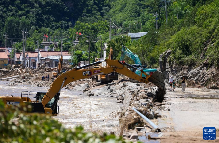 北京市密雲(yún)區(qū)馮家峪鎮(zhèn)の道路復(fù)舊作業(yè)（7月30日撮影?鞠煥宗）