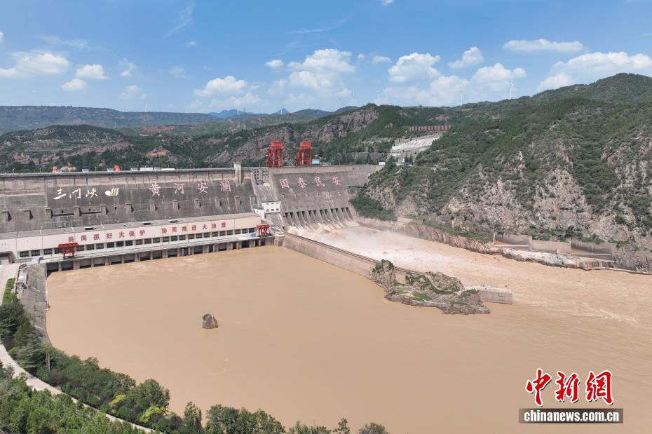 三門峽水利ターミナルで実施された今年の出水期で2回目の放流（ドローンによる撮影?黎秋野）