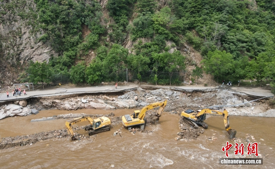 北京市密雲(yún)區(qū)馮家峪鎮(zhèn)で、西火路の寸斷箇所で進められる復(fù)舊作業(yè)（7月31日、ドローンによる撮影?賈天勇）
