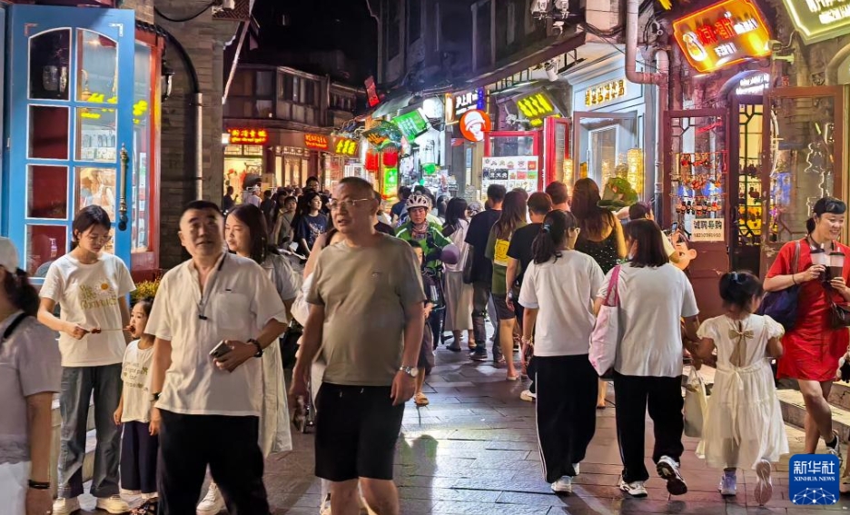 什剎海近くにある煙袋斜街を散策する観光客（7月30日撮影?李欣）