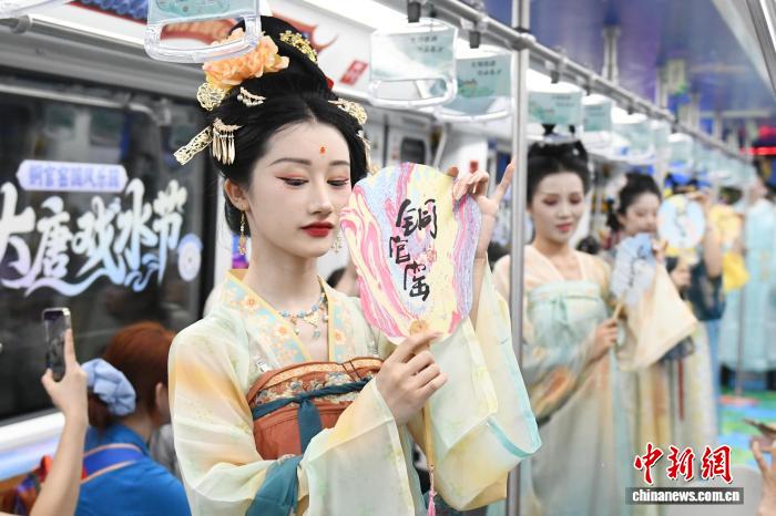 地下鉄內(nèi)でパフォーマンスを披露する古代裝束姿のパフォーマー（撮影?楊華峰）