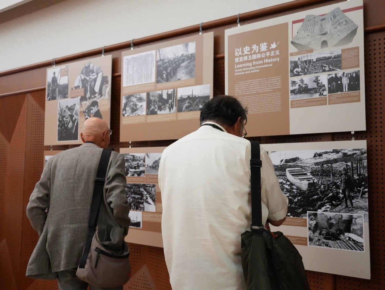 寫真展を見る來賓（撮影?許可）