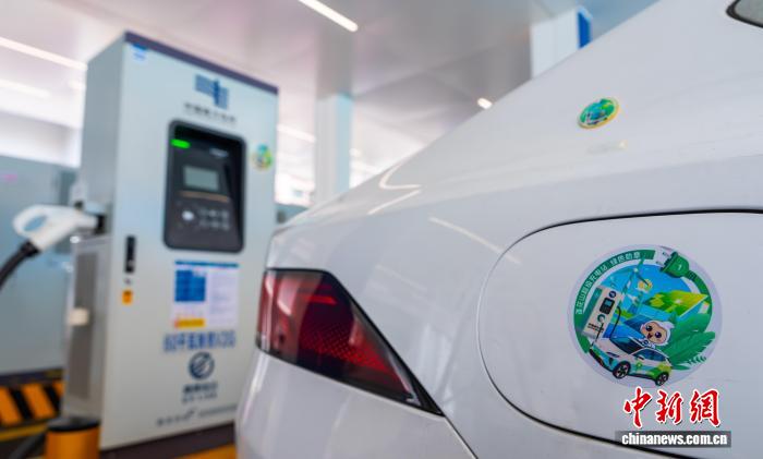 深セン市グリーン電力証書サービスセンターのオリジナル「グリーン電力」マーク。マークの配付により、新エネ車オーナーのグリーン電力消費(fèi)への參加モチベーション向上を狙う。撮影?黃志偉