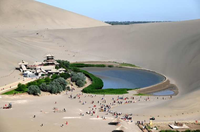 甘粛省敦煌市鳴沙山月牙泉景勝地。（5月31日撮影?張暁亮）