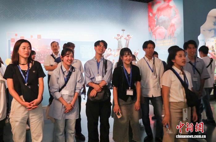 中日両國の若者が青海省博物館を訪問