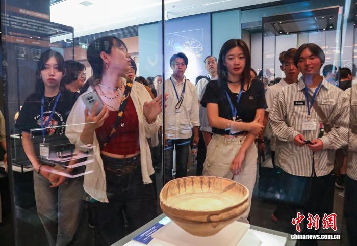 中日両國の若者が青海省博物館を訪問