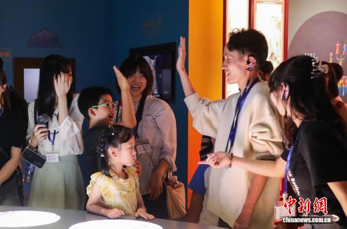 中日両國の若者が青海省博物館を訪問